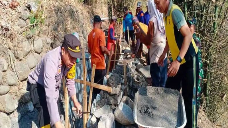 Polsek badegan gotong royong bersihkan saluran air
(Dok. Ist)