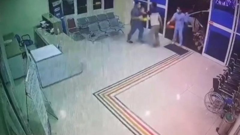 Rekaman CCTV penganiayaan dokter RSOJ Pertamina Makassar oleh keluarga pasien
(Dok.ist)