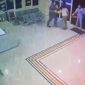 Rekaman CCTV penganiayaan dokter RSOJ Pertamina Makassar oleh keluarga pasien
(Dok.ist)