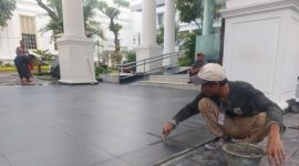 Pekerja yang memperbaiki Istana Kepresidenan Jakarta (Dok. Ist)