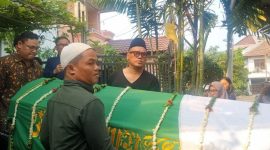 Jenazah ayahanda Uya Kuya saat akan disholatkan (Dok. Ist)