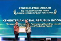 Momen Kemensos mendapatkan penghargaan dari kementerian PAN-RB (Dok. Ist)