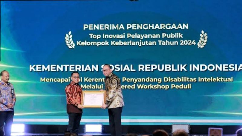 Momen Kemensos mendapatkan penghargaan dari kementerian PAN-RB (Dok. Ist)