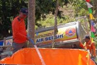 BPBD saat menyalurkan air bersih (Dok. Ist)