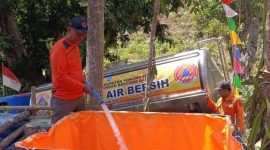 BPBD saat menyalurkan air bersih (Dok. Ist)