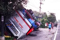 Bus Sugeng Rahayu Terguling di Magetan (Dok. Ist)