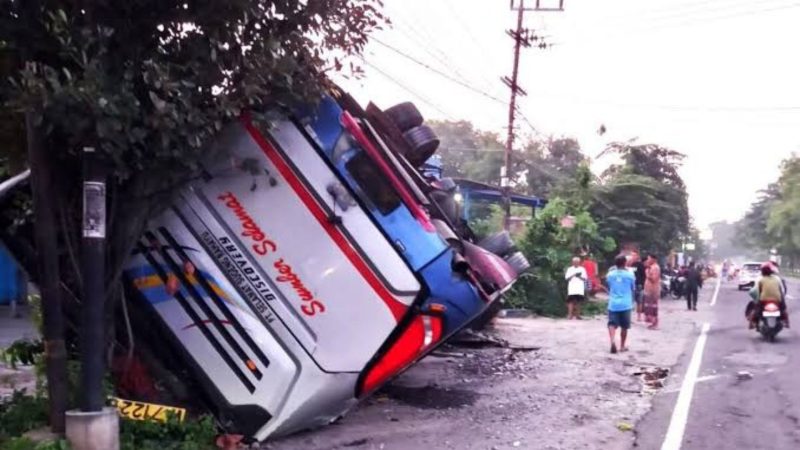 Bus Sugeng Rahayu Terguling di Magetan (Dok. Ist)