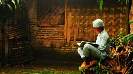 Di tengah keterbatasan, sebuah madrasah kecil menjadi satu-satunya harapan bagi anak-anak desa untuk mendapatkan pendidikan