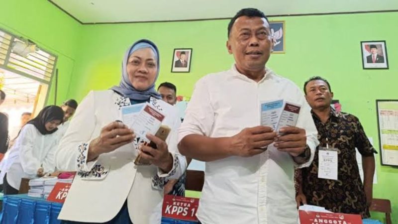 Momen Sugiri Sancoko beserta istri saat mencoblos di TPS (Dok. Ist)