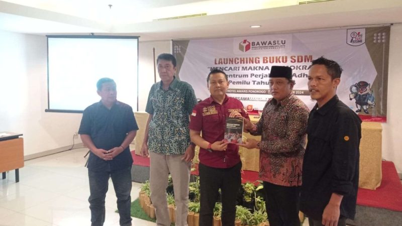 Bawaslu Ponorogo Luncurkan Buku 'Mencari Makna Demokrasi'(Dok. Ist)