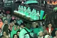 Momen penjual es teh saat berjualan di pengajian Gus Miftah (Dok. Ist)