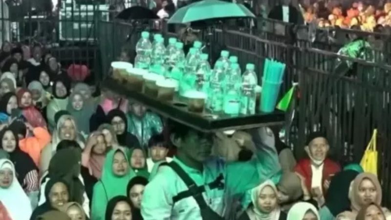 Momen penjual es teh saat berjualan di pengajian Gus Miftah (Dok. Ist)