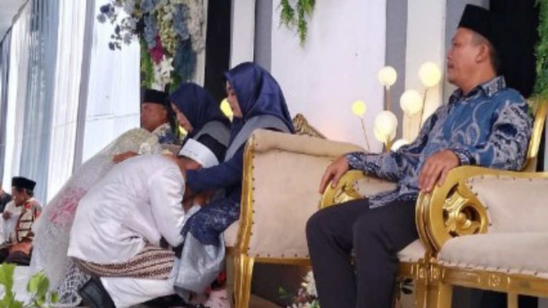 Rika Amiyana dan Suami usai akad nikah (Dok. Ist)