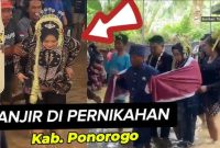  Warga Ponorogo Langsungkan Pernikahan di Tengah Banjir (Dok. Ist)