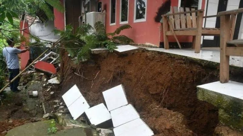 Kerusakan rumah di Sukabumi akibat banjir (Dok. Ist)