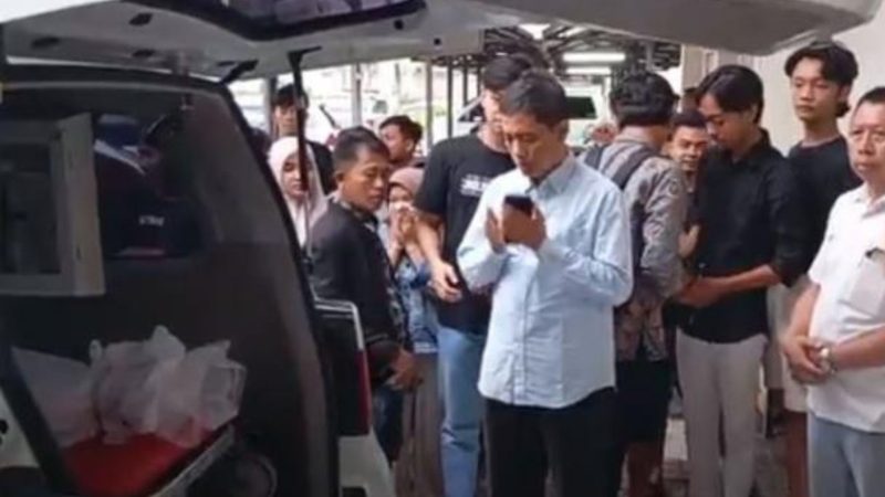 Jasad mahasiswi UTM dijemput sang ayah untuk dikebumikan di Tulungagung 
(Dok. Ist)