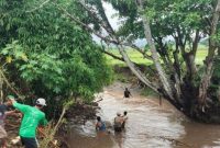 Pencarian peternak dan sapinya yang terseret arus banjir di NTB
(Dok. Ist)