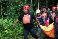 Evakuasi korban yang tenggelam di Sungai Trenggalek 
(Dok. Ist)