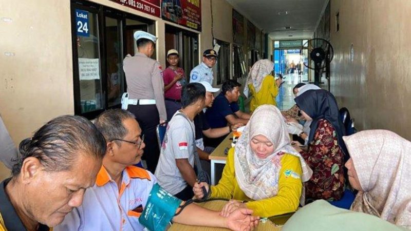 Dinkes Ponorogo dan polres Ponorogo gelar pemeriksaan sopir dan kru bus di seloaji Ponorogo 
(Dok. ist)