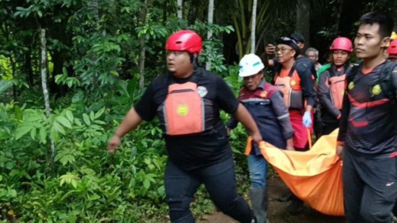 Evakuasi korban yang tenggelam di Sungai Trenggalek 
(Dok. Ist)