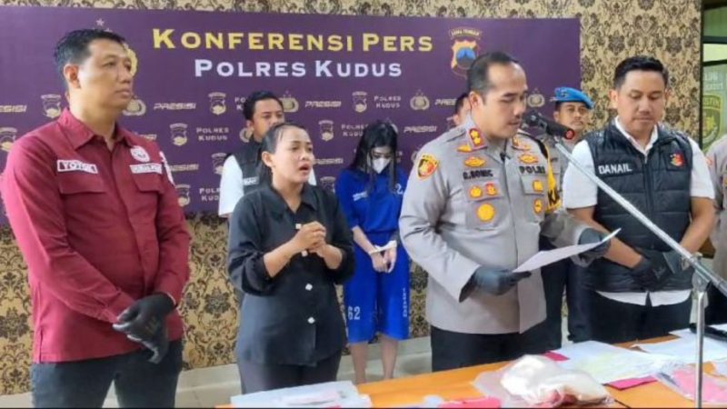 Mahasiswi asal Kudus saat diamankan pihak kepolisian 
(Dok. Ist)