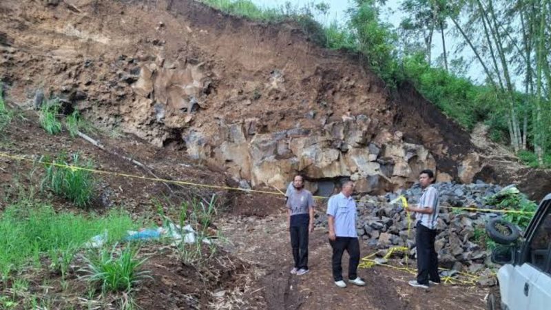 Pihak kepolisian saat mendatangi lokasi tambang ilegal (Dok. Ist)