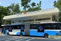 Artikel ini membahas permasalahan yang dialami konsumen Transjakarta dan strategi yang dapat diambil perusahaan untuk merespon kekecewaan pelanggan