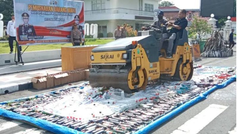 Polres Lumajang Musnahkan 1.072 Botol Miras (Dok. Ist)