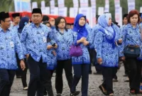 Gaji PPPK 2025 diatur Perpres No. 11 Tahun 2024, lengkap dengan rincian golongan, tunjangan, dan hak setara PNS. Simak detailnya di sini!