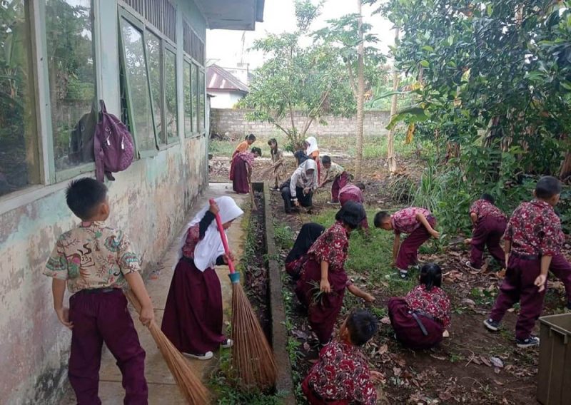 Bagaimana cara menerapkan gotong royong dalam kehidupan sehari-hari di sekolah