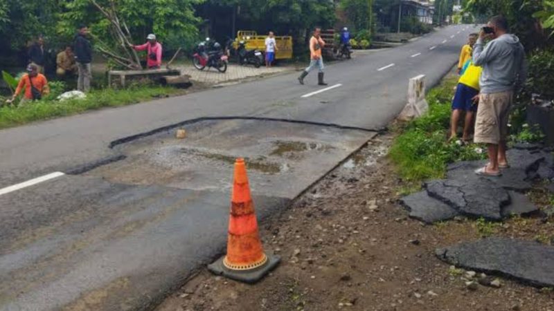 Aspal di Ngawi terkelupas (Dok. Ist)