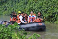 Rombongan PJ Gubernur Jatim saat membersihkan sungai (Dok. Ist)