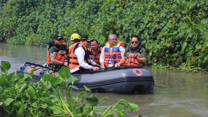 Rombongan PJ Gubernur Jatim saat membersihkan sungai (Dok. Ist)