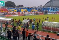 Kericuhan saat pertandingan Deltras FC vs Persibo (Dok. Ist)