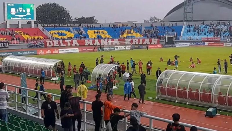 Kericuhan saat pertandingan Deltras FC vs Persibo (Dok. Ist)