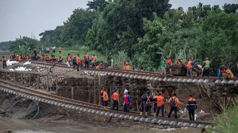 Banjir di Grobogan yang memutus jalur KA terputus (Dok. Ist)