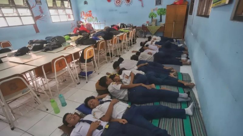 Siswa siswi yang tidur di siang (Dok. Ist)