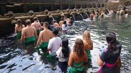 Ritual Melukat di Pura Tirta Empul (Dok. Ist)