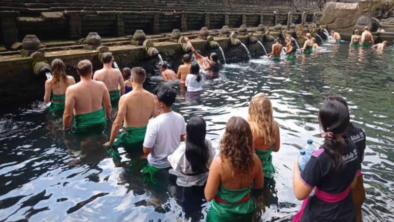 Ritual Melukat di Pura Tirta Empul (Dok. Ist)