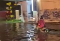 Banjir yang mengenang di jalan (Dok. Ist)