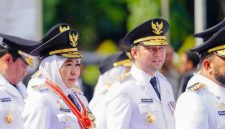 Emil Dardak dan Khofifah Indar Parawansa saat mengikuti pelantikan (Dok. Ist)