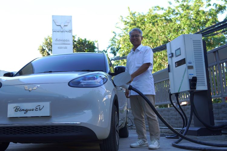 Pelajari perbedaan antara fast charging dan normal charging pada mobil listrik, kelebihan dan kekurangannya, serta tips untuk memilih metode pengisian daya yang tepat.

