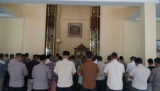 Polres Gresik Gelar Salat Gaib (Dok. Ist)