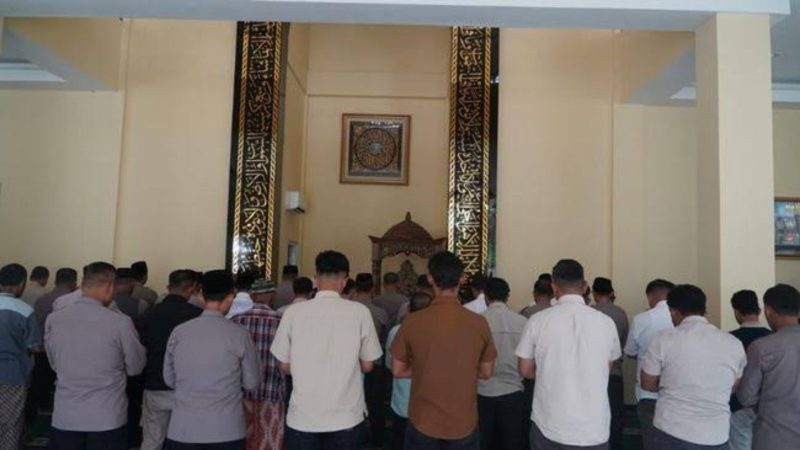 Polres Gresik Gelar Salat Gaib (Dok. Ist)