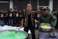 Bobon Santoso saat berbagi takjil (Dok. Ist)