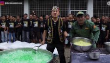 Bobon Santoso saat berbagi takjil (Dok. Ist)