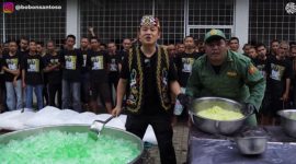 Bobon Santoso saat berbagi takjil (Dok. Ist)