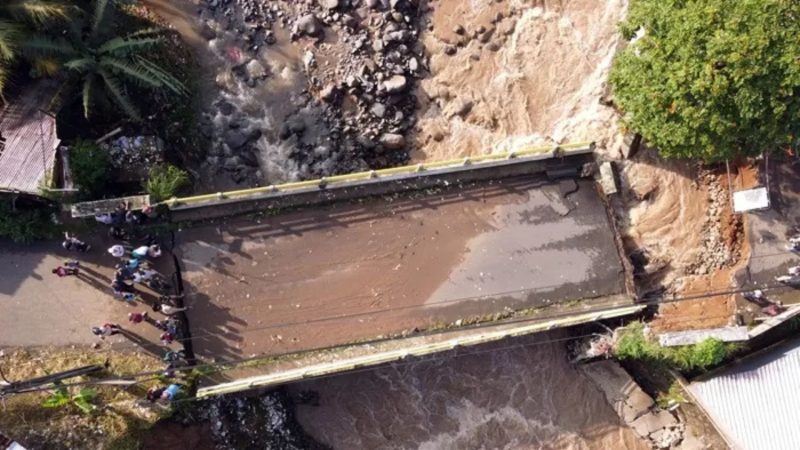 Jembatan yang rusak akibat banjir (Dok. Ist)