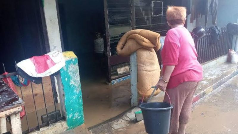 Warga yang mulai bersih-bersih rumah (Dok. Ist)